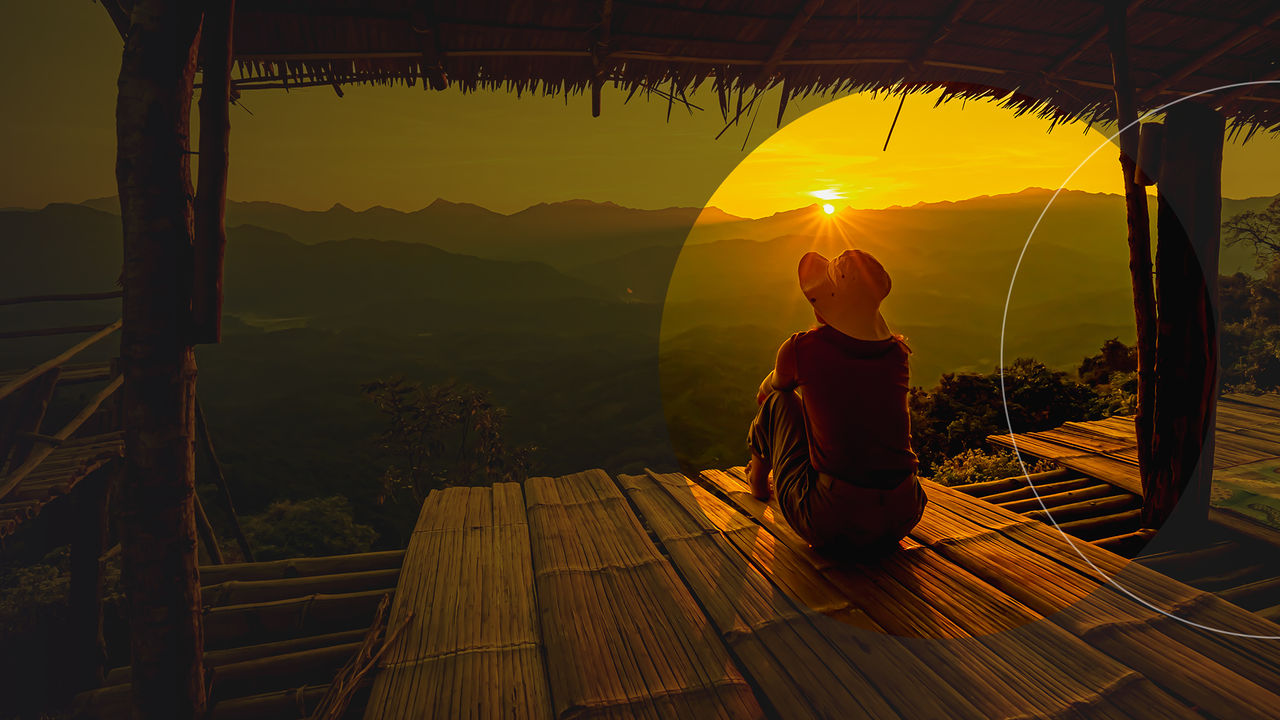 Un homme tenant un stylo regarde un ordinateur portable.