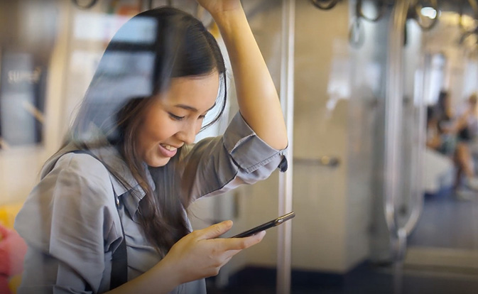 femme regardant son téléphone dans les transports en commun.