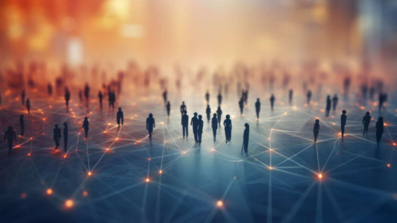 Un groupe de personnes marchant dans un paysage urbain moderne avec des bâtiments interconnectés et des éléments numériques en arrière-plan. 