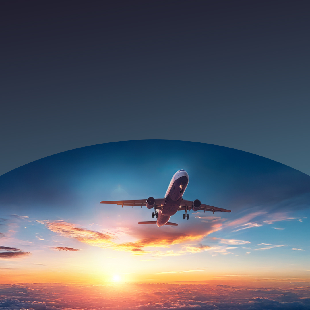 Avión despegando hacia la puesta de sol.