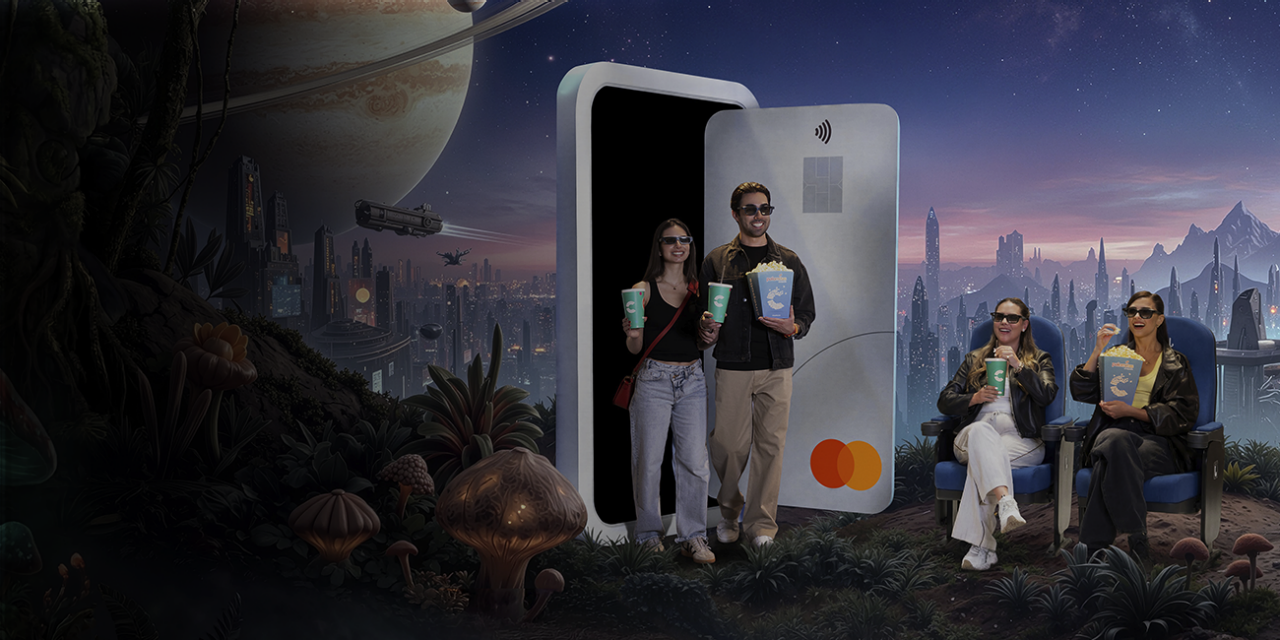 Escena futurista, personas salen de una puerta con forma de tarjeta de crédito Mastercard y ven una película con palomitas de maíz frente a una ciudad espacial.   