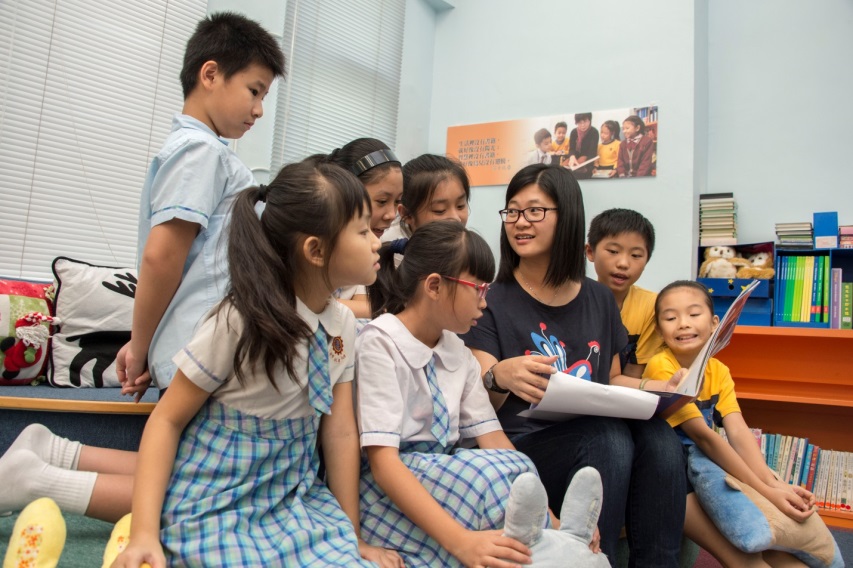 圖片說明 (3) : 佛教慈敬學校的高年級學生與老師一同享受閱讀故事環節，支持「閱讀馬拉松」活動及回饋社會，同時亦從中獲益良多。