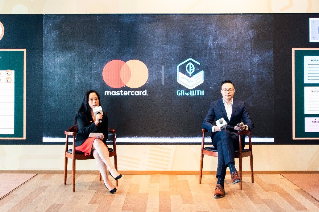 Helena Chen (left) , managing director, Hong Kong and Macau, Mastercard, and Adam Chan (right), co-founder and CEO, GRWTH, shared about bringing hassle-free, fast, safe, and convenient cashless payments experience to schools and parents through a seamless FinTech and EduTech platform, pushing forward the development of Hong Kong as a smart city.