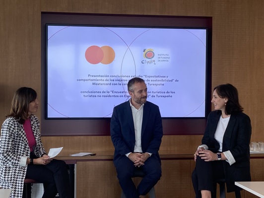 Ana Díaz Sacristán, directora de Comunicación de Mastercard Iberia, Miguel Sanz, director general del Instituto de Turismo de España (Turespaña), y Paloma Real , directora General de Mastercard España