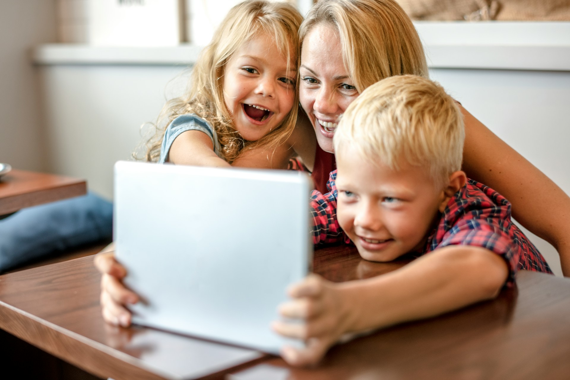 Familie am Tablet: Kinder nutzen immer selbstverständlicher das Internet