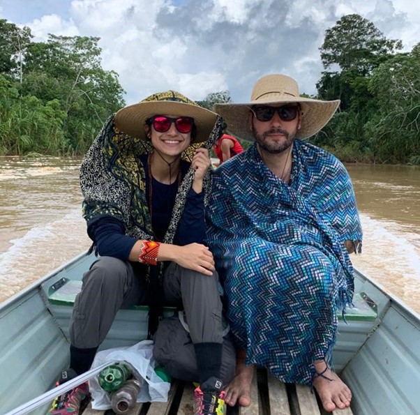 Miguel Moraes, da Conservação Internacional do Brasil, com sua esposa no rio Gregorio, no estado do Acre, após uma visita aos Yawanawá, um povo indígena que trabalha para preservar sua conexão com a natureza. (Foto: cortesia de Miguel Moraes)