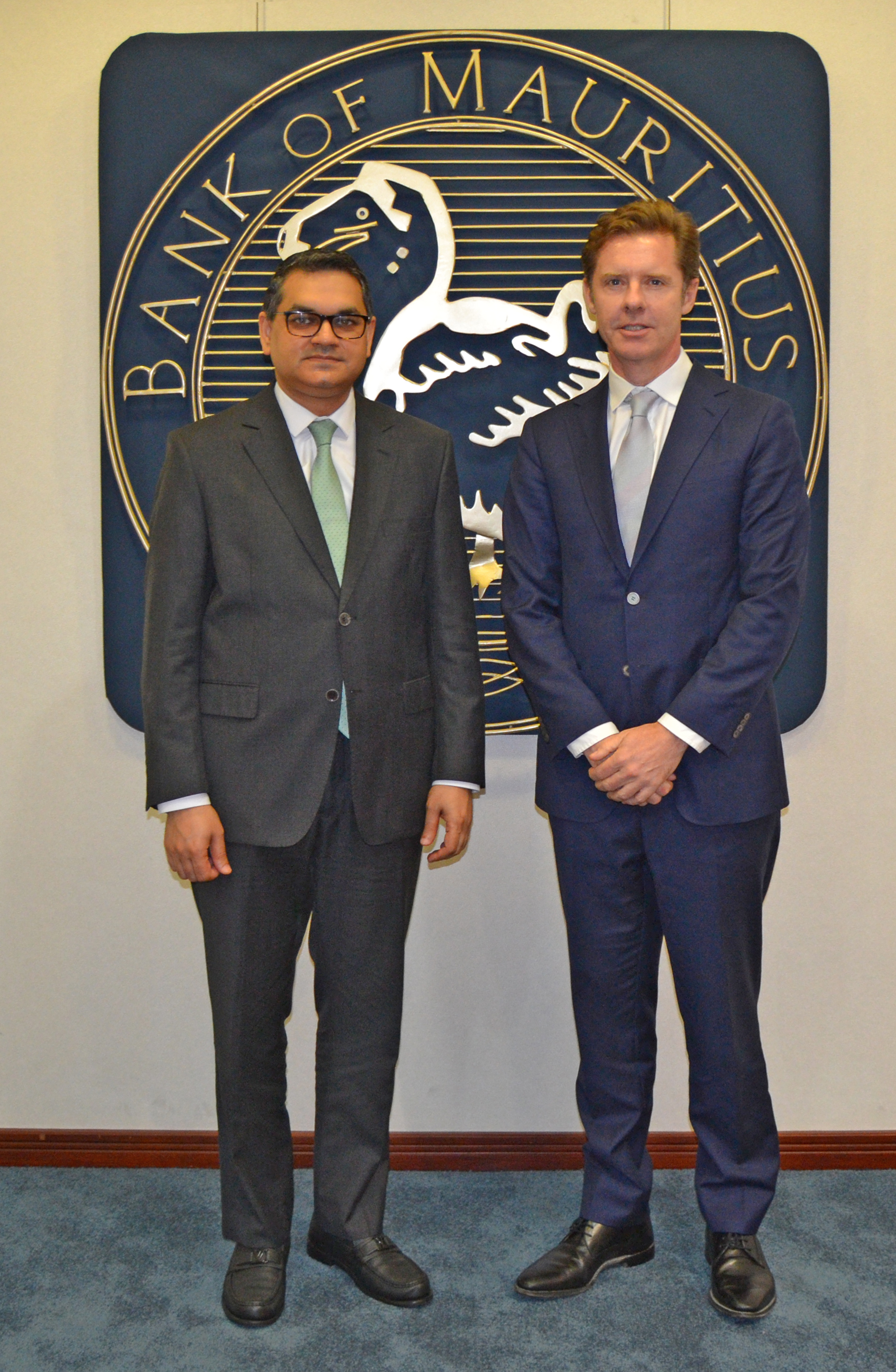 Mark Elliott, Division President for Sub-Saharan Africa at Mastercard (right) paid a courtesy visit to Harvesh Kumar Seegolam, Governor of the Bank of Mauritius (left), during his visit to Mauritius for the inauguration of Mastercard's new office in Port Louis.