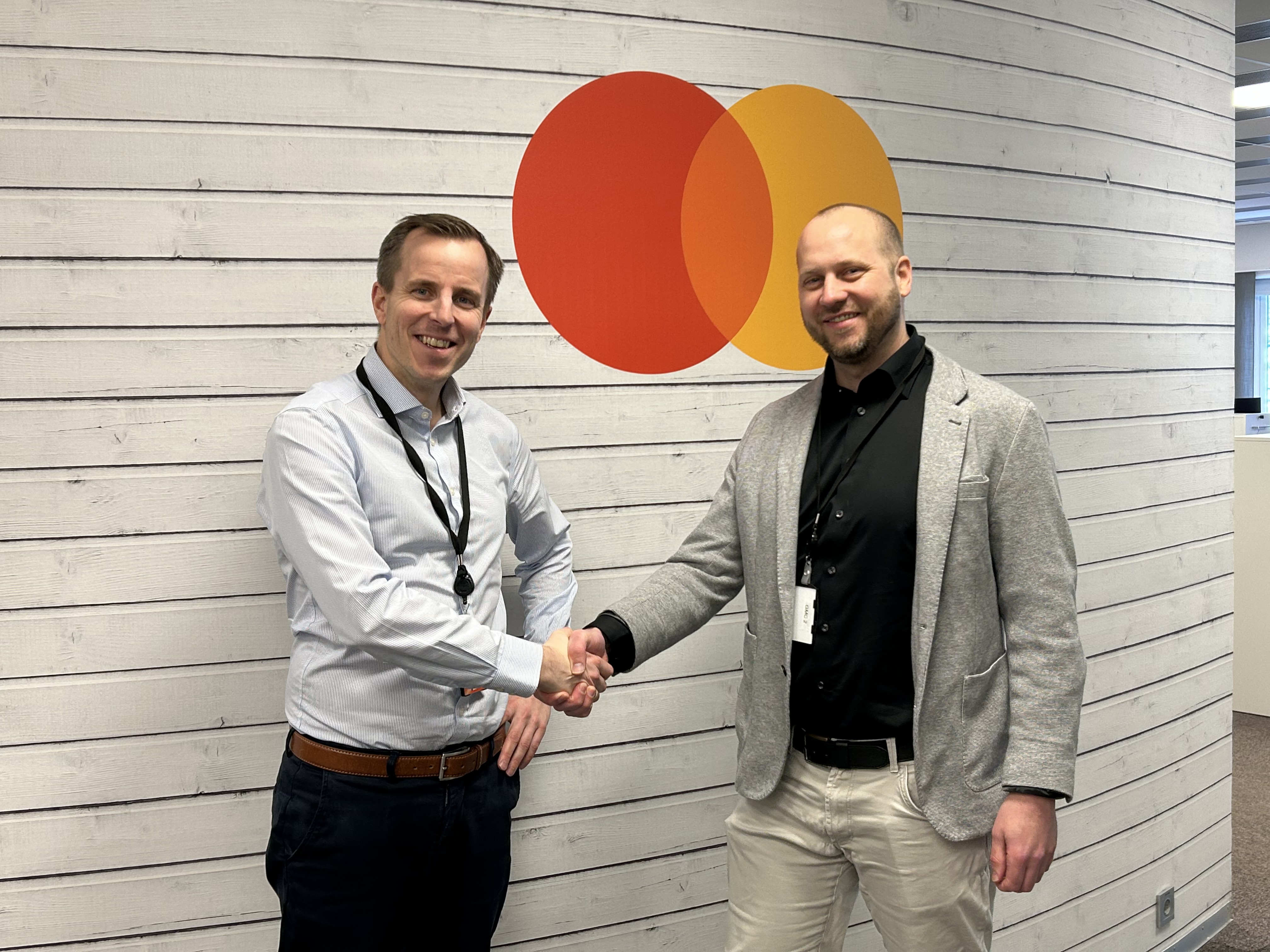 Avtalen mellom Mastercard Payment Services gjør det mulig å bruke eFaktura til å betale hos tannlegen. Her ved CEO Magnus Egeberg i Mastercard Payment Services (t.v.) og daglig leder Espen Eikeland i Front Payment.