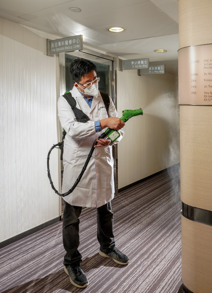 Hamilton Hung, Advisor, HKUST-CIL Joint Laboratory of Innovative Environmental Health Technologies demonstrates how to use Germagic Thyme to sanitize the public areas in Hang Lung Medical Hubs.