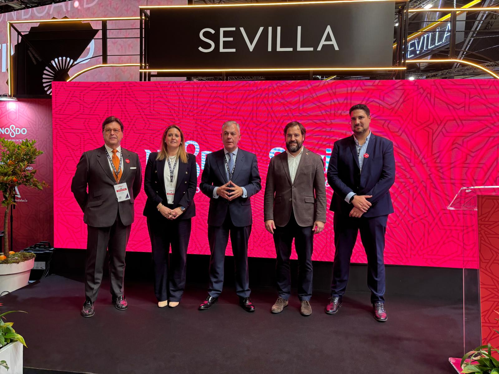 De izquierda a derecha: Antonio Castaño, director de Contursa; Angie Moreno, delegada de Cultura y Turismo del Ayuntamiento de Sevilla; José Luis Sanz Ruiz, alcalde de Sevilla; Quim Martínez, Global Tourism Lead de Mastercard; y Federico Rollán, responsable de la Smart Tourism Office de Sevilla.
