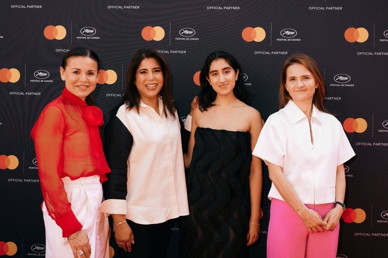 De izquierda a derecha: Beatrice Cornacchia, vicepresidenta ejecutiva de Marketing y Comunicación de Mastercard en Europa, Asia Pacífico, Oriente Medio y África; la directora de cine Nisha Ganatra, la actriz Ambika Mod y Barbara Sessa, directora general de Mastercard Francia.