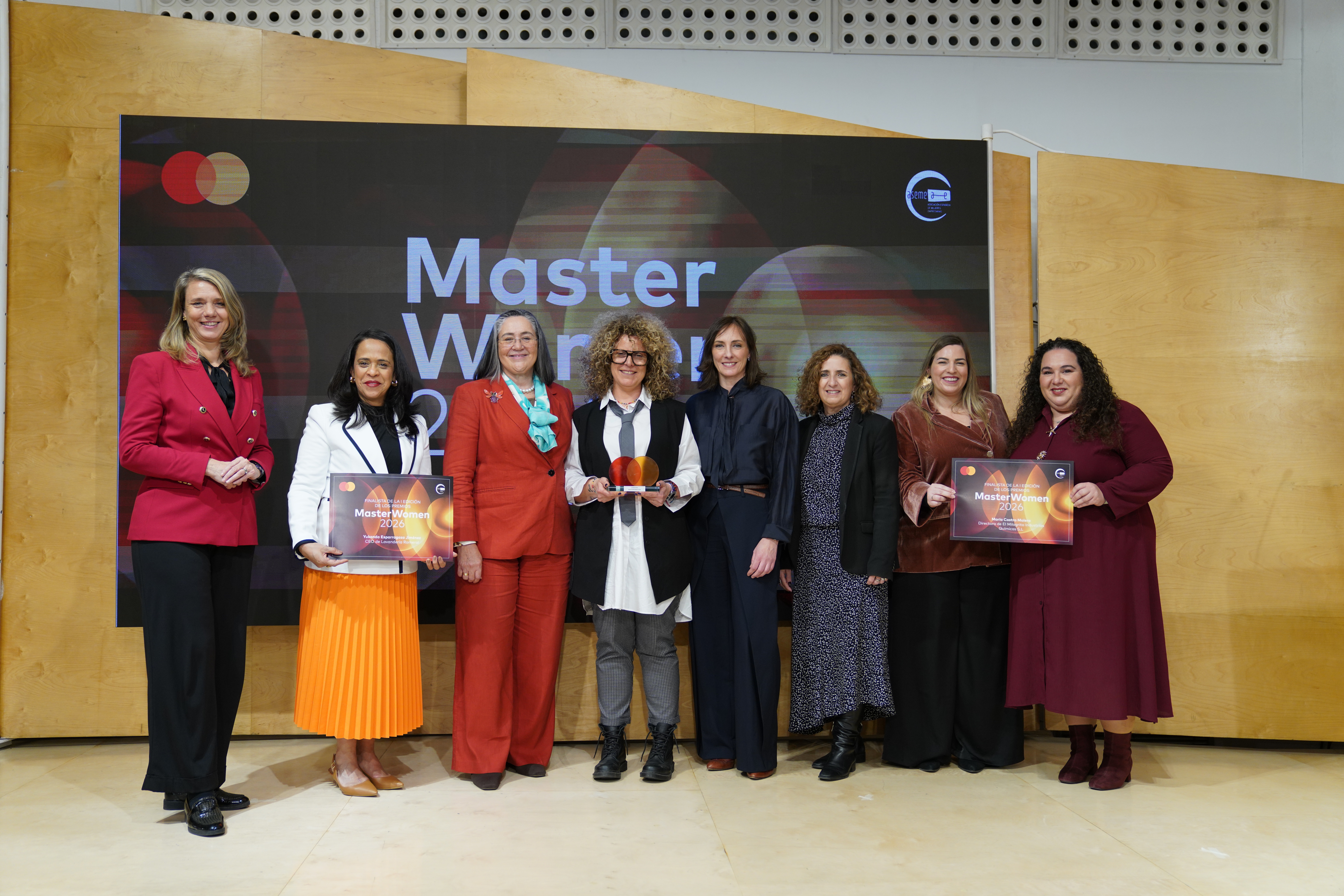 De izquierda a derecha: Ángela de Miguel, presidenta de CEPYME; Yukonda Esparragoza, finalista de MasterWomen 2026; Gricell Garrido, presidenta de ASEME; Sara Sorribes, ganadora de MasterWomen2026; Paloma Real, presidenta de la División de Europa Occidental de Mastercard; Ángela Sánchez, directora de Productos Minoristas de Santander​ España; y Marta Prats y Rocío Huzón, finalistas de MasterWomen 2026. 