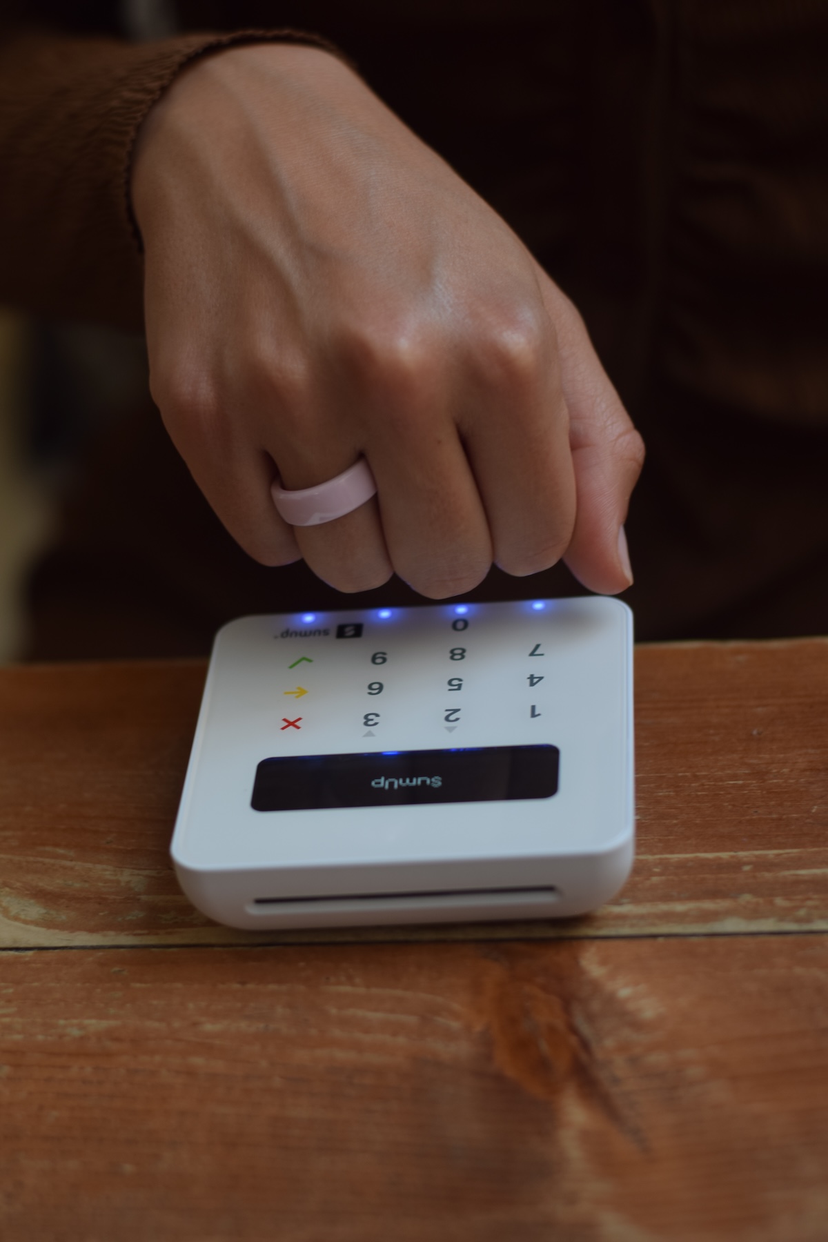 Mobilní platby a nositelná zařízení: Plaťte bezkontaktně pomocí platebního prstenu, který obsahuje NFC čip © Pagopace