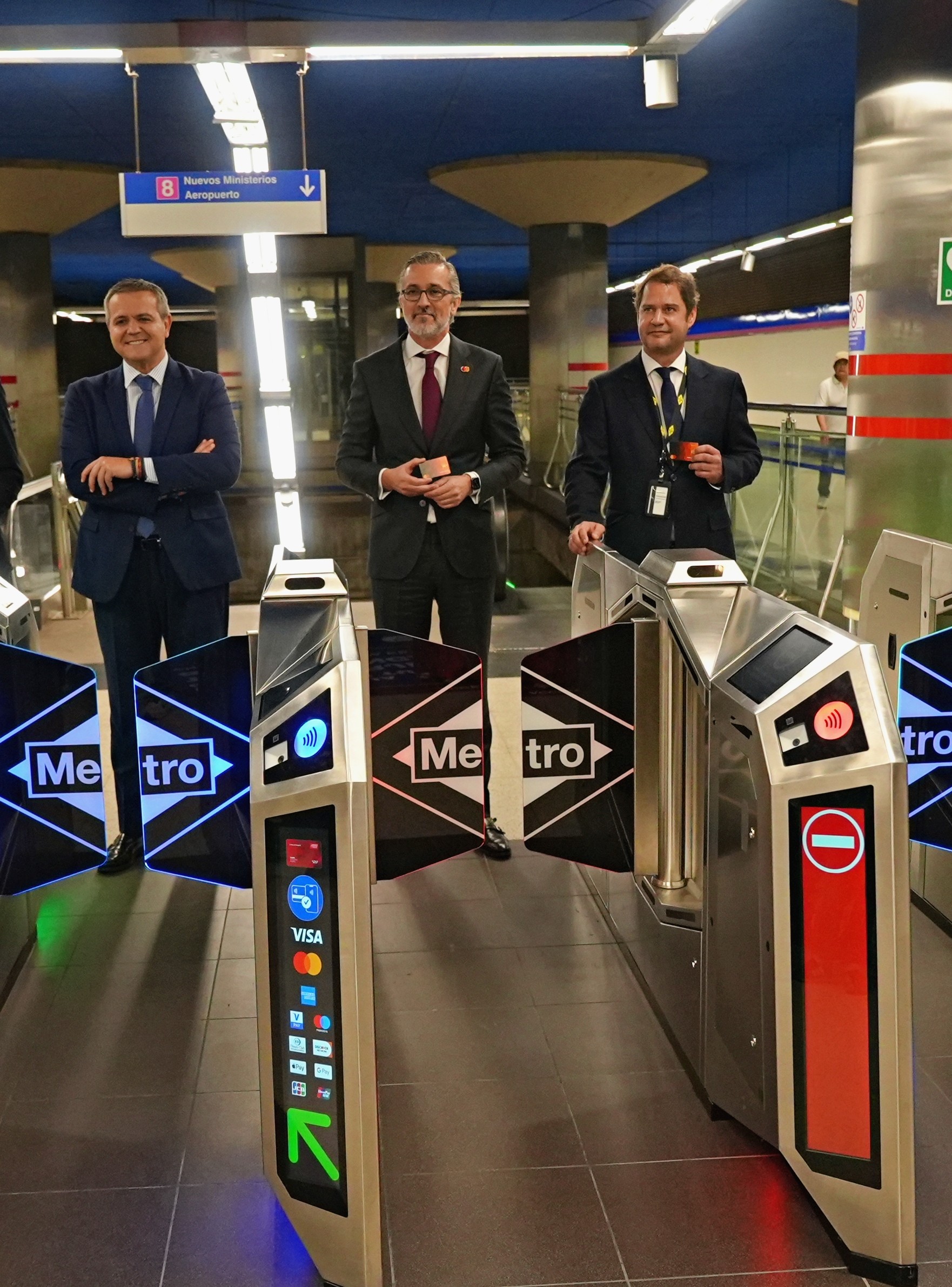 Pie de foto (de izquierda a derecha): Jorge Rodrigo Domínguez, consejero de Transportes de la Comunidad de Madrid; Juan Pablo Vivas, director general de Mastercard España e Ignacio Vázquez Casavilla, consejero delegado de Metro.