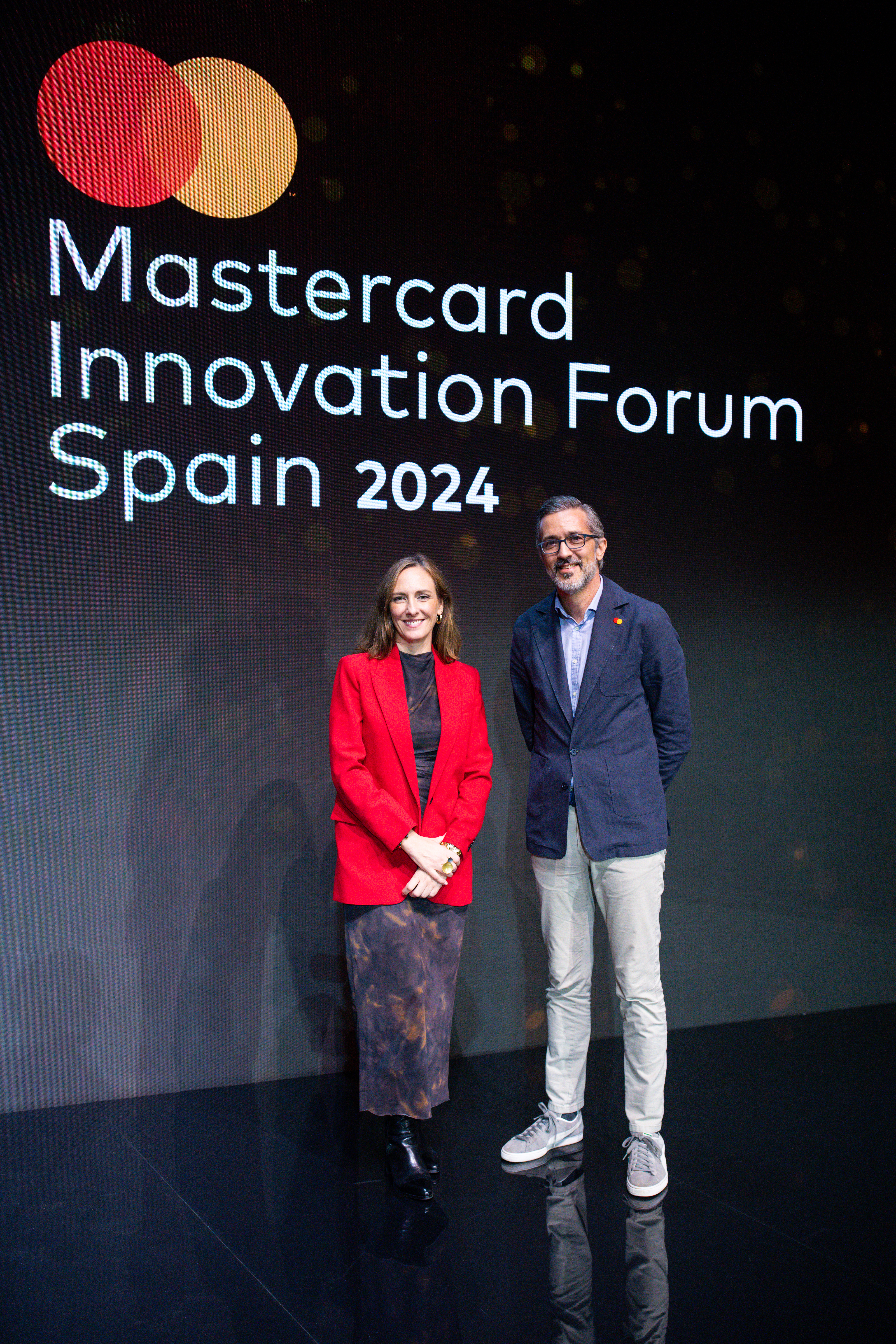 Paloma Real, presidenta de la División Occidental de Mastercard Europa, junto a Juan Pablo Vivas, director general de Mastercard España, en el Mastercard Innovation Forum 2024.