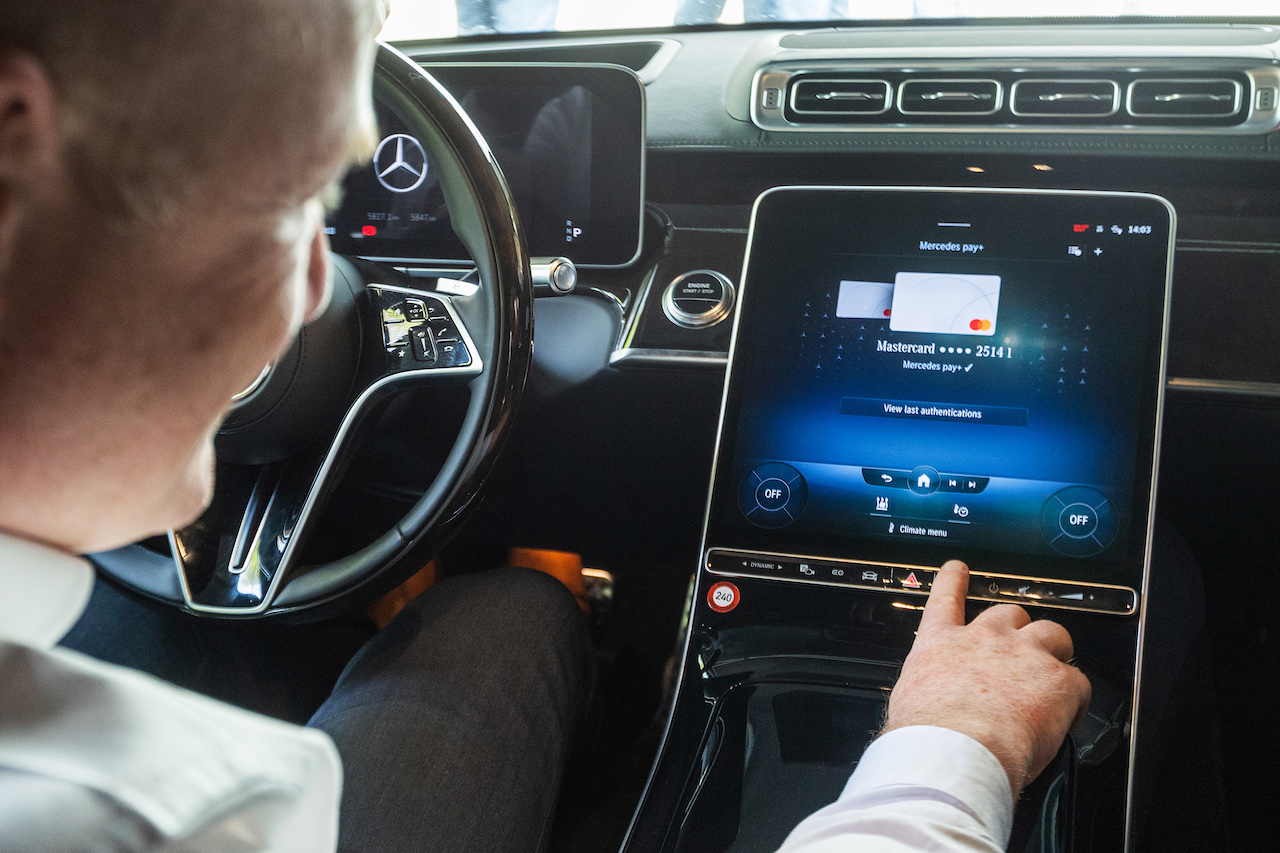 Natives In-Car-Payment: Mit Mercedes pay+ direkt im Auto per Fingerabdruck bezahlen © Mastercard