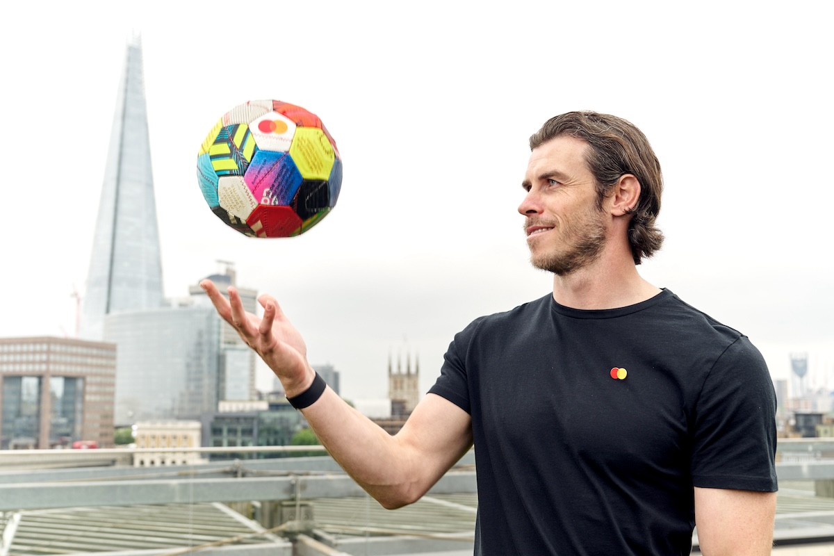 Fußballlegende Gareth Bale mit dem „Pledge Ball“ von Mastercard