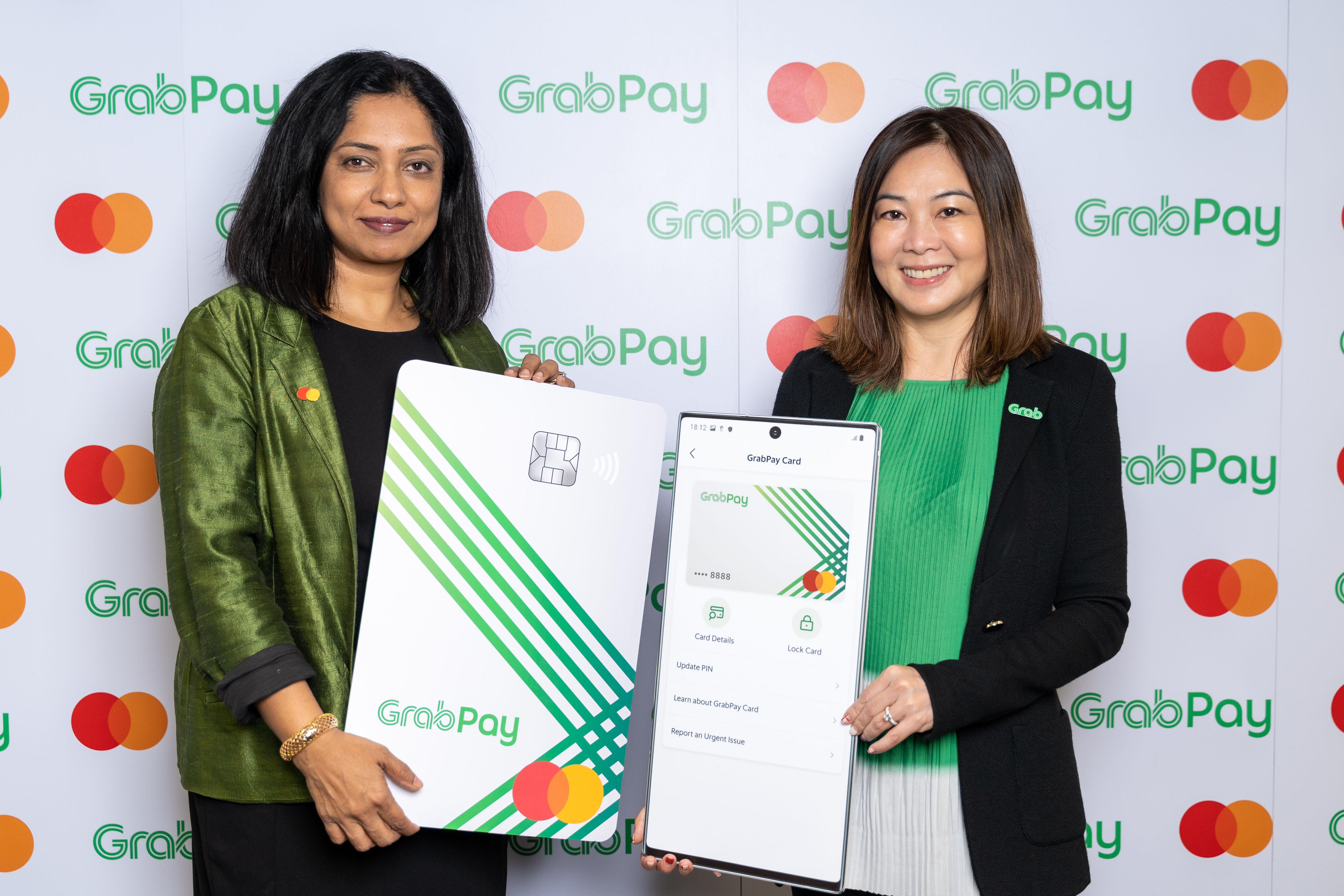 (L-R: Rama Sridhar, Executive Vice President, Digital & Emerging Partnerships and New Payment Flows, Asia Pacific, Mastercard and Huey Tyng Ooi, GrabPay Managing Director pose with mockups of the GrabPay Card)