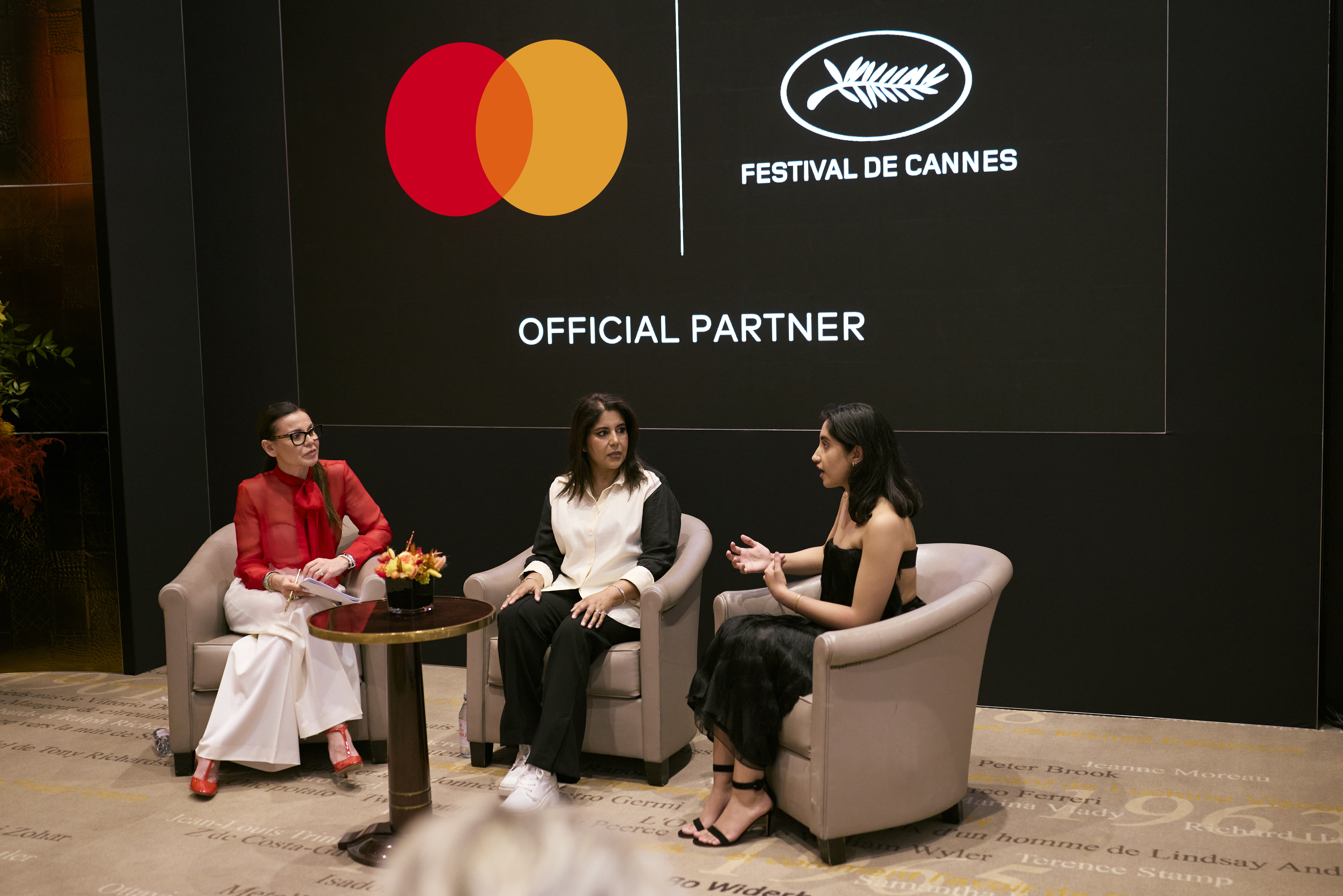 Beatrice Cornacchia conversando con la directora de cine Nisha Ganatra y la actriz Ambika Mod durante el evento de presentación del informe en el Festival de Cine de Cannes.