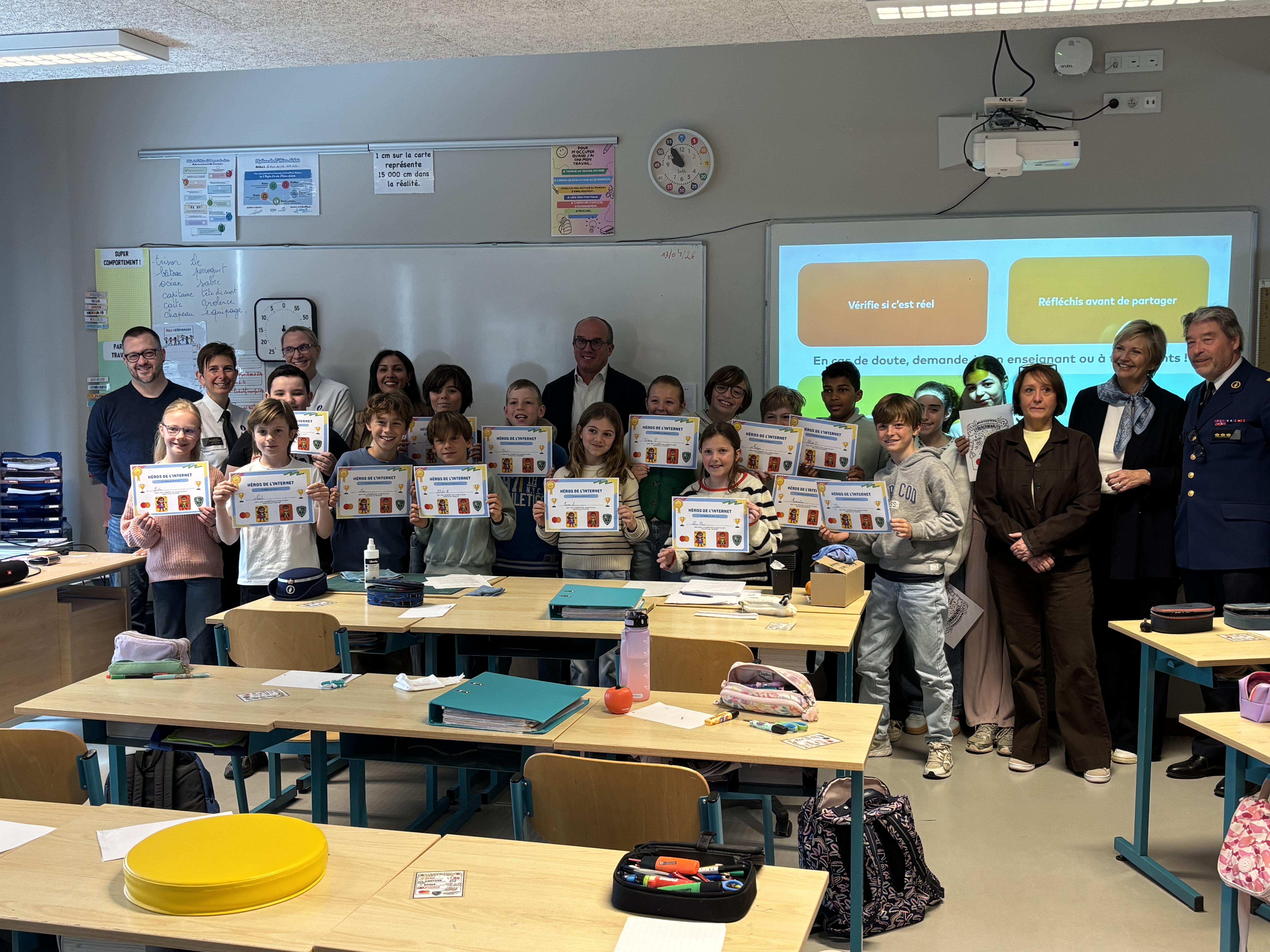 Benjamin Dessy, Managing Director van Mastercard België, geeft de eerste opleiding cyberveiligheid aan de leerlingen van het 5de leerjaar van de gemeenteschool van Mont-Saint-Jean.