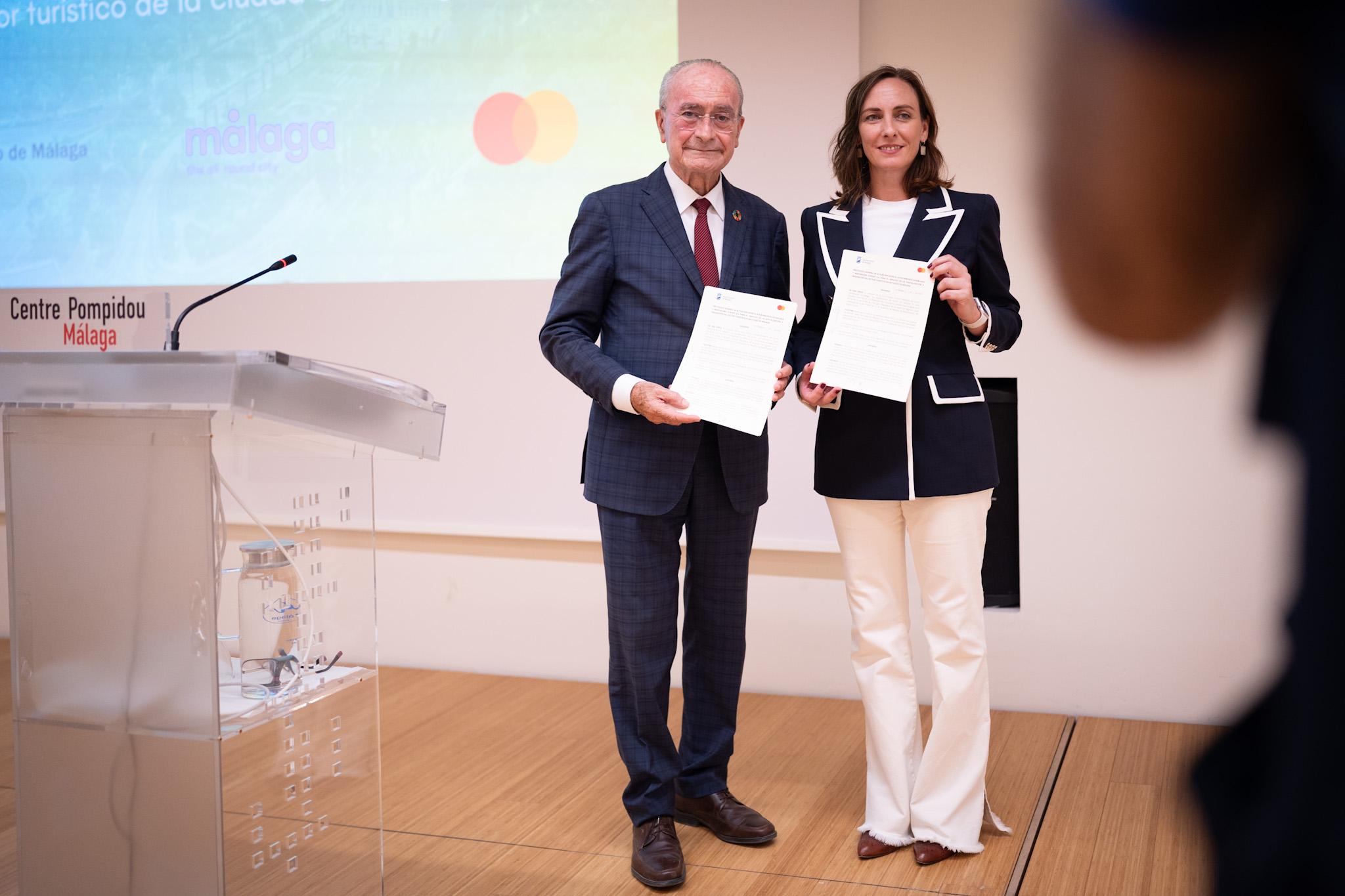 Francisco de la Torre, alcalde de Málaga, y Paloma Real, directora general de Mastercard España