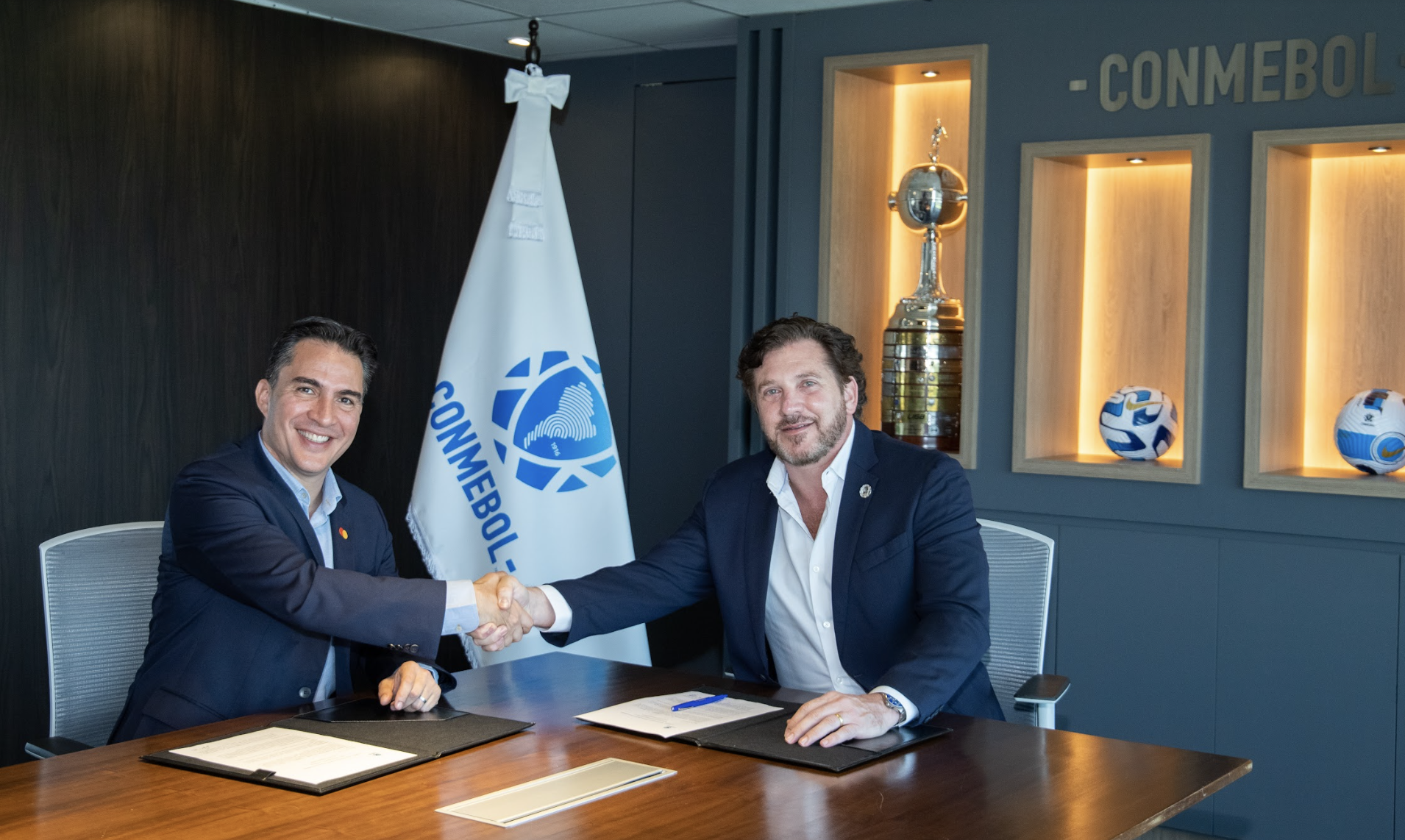 Roberto Ramírez Laverde, Senior Vice President of Marketing and Communications for Latin America and the Caribbean and Alejandro Domínguez, President of CONMEBOL at the renewal of Mastercard's sponsorship contract with CONMEBOL Libertadores and CONMEBOL Libertadores Femenina.