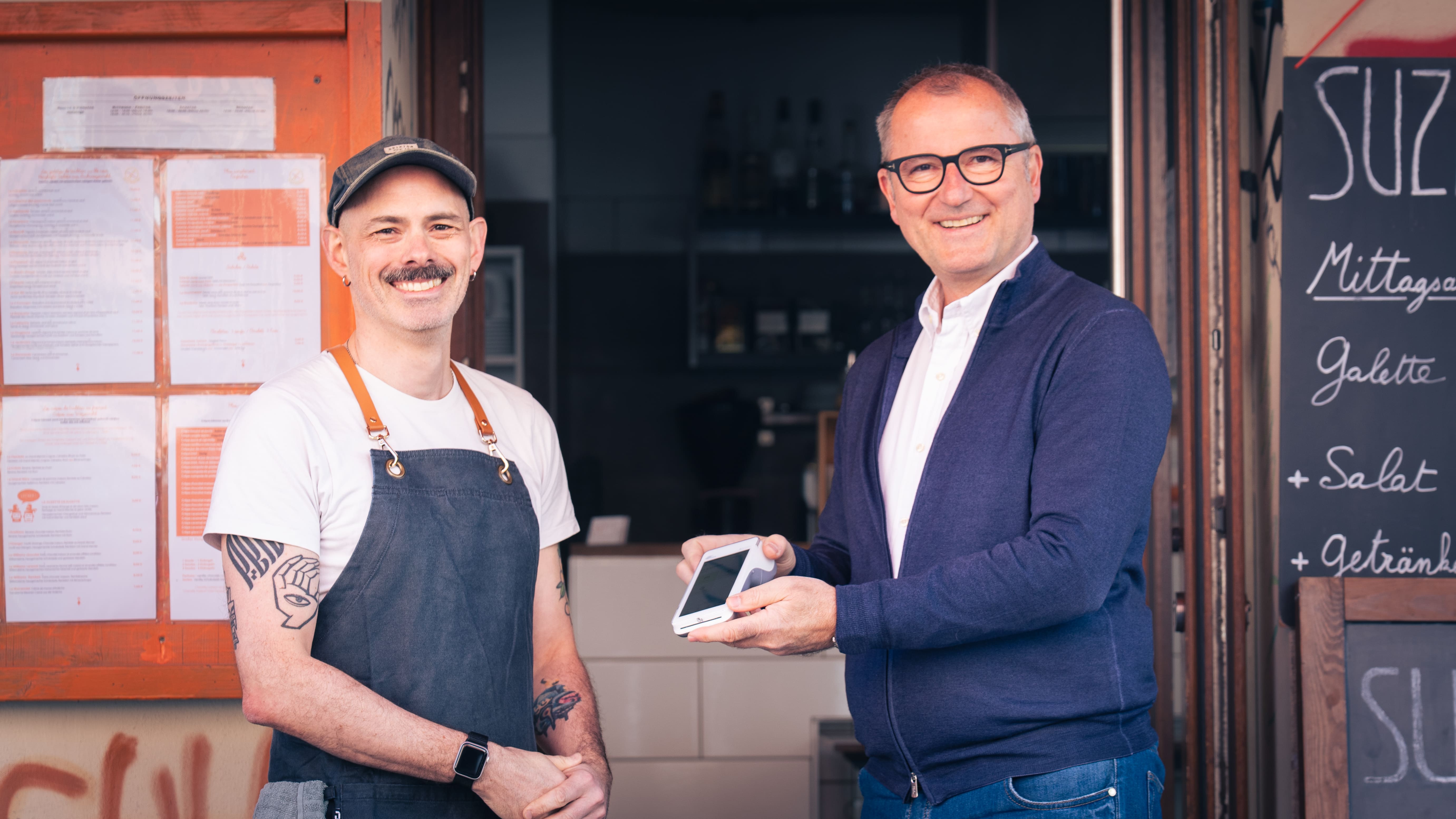  Vincent Lavigne, Inhaber der Crêperie Suzette in Berlin-Prenzlauer Berg,  und Marcus W. Mosen, Vorstandsvorsitzender des „Deutschland zahlt digital e.V."