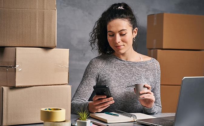 Vrouw die de telefoon gebruikt op de inkoopafdeling van het kantoor.