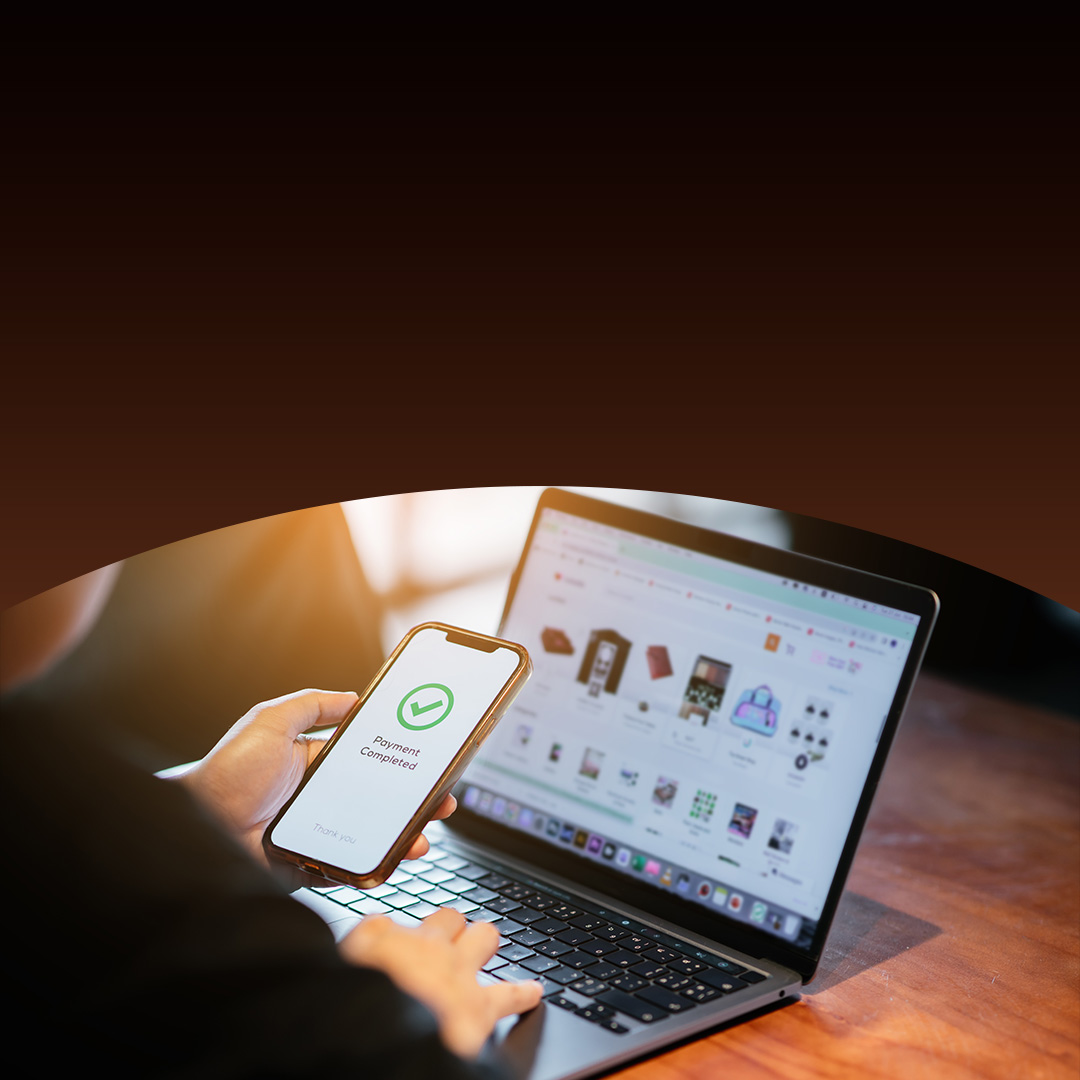 Mannen gebruiken een smartphone om te betalen.