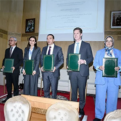 Grupo de personas de pie en ADFW.