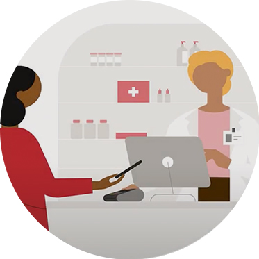 Farmaceutka obsługująca klientkę przy ladzie aptecznej, otoczona półkami z lekami i produktami zdrowotnymi.