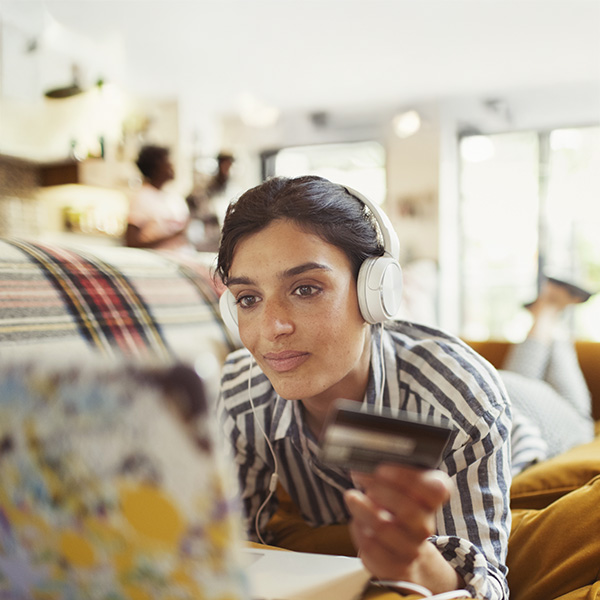 Mulher a fazer um pagamento no telemóvel