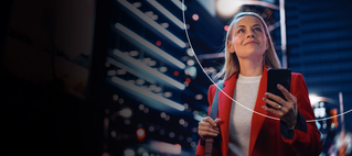 Žena razgovara telefonom