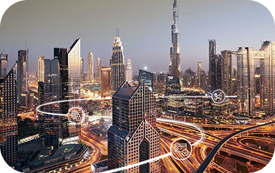 Pogled iz vazduha na reku koja prolazi kroz gustu šumu