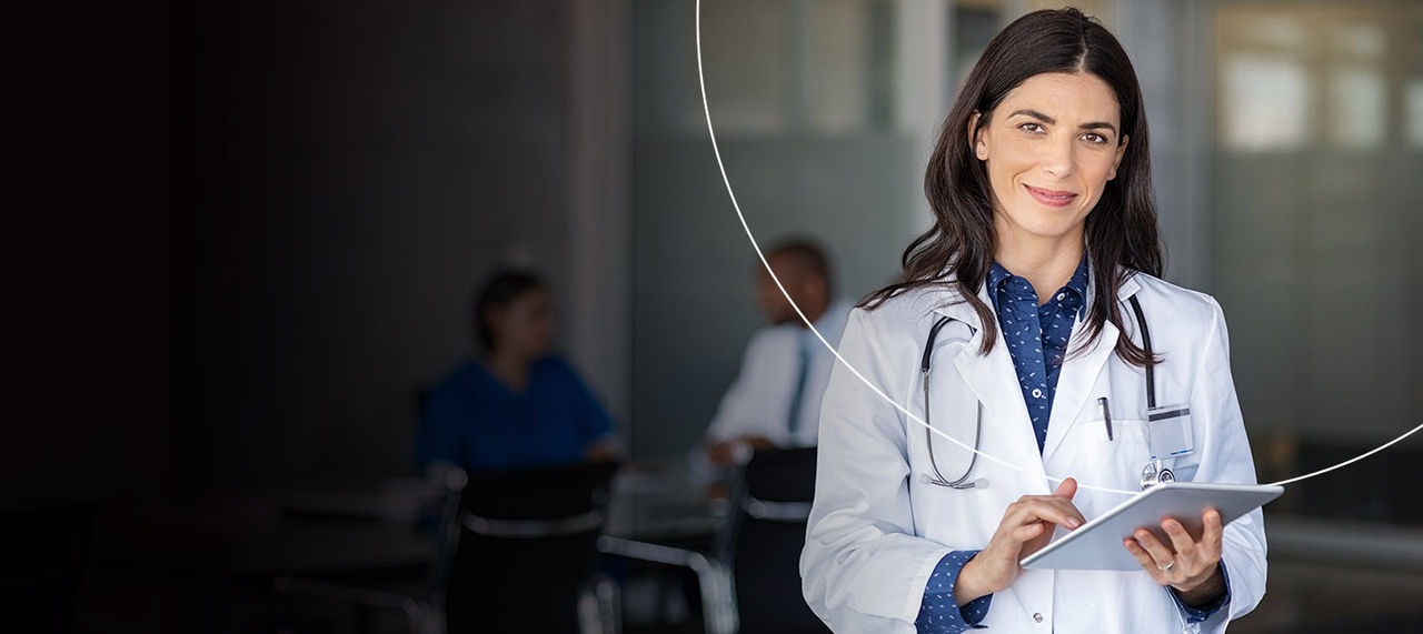 medicinska sestra u uniformi koristi tablet računar.