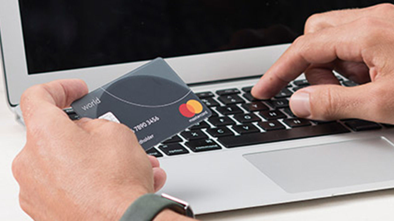 Man handlar online med World Mastercard.