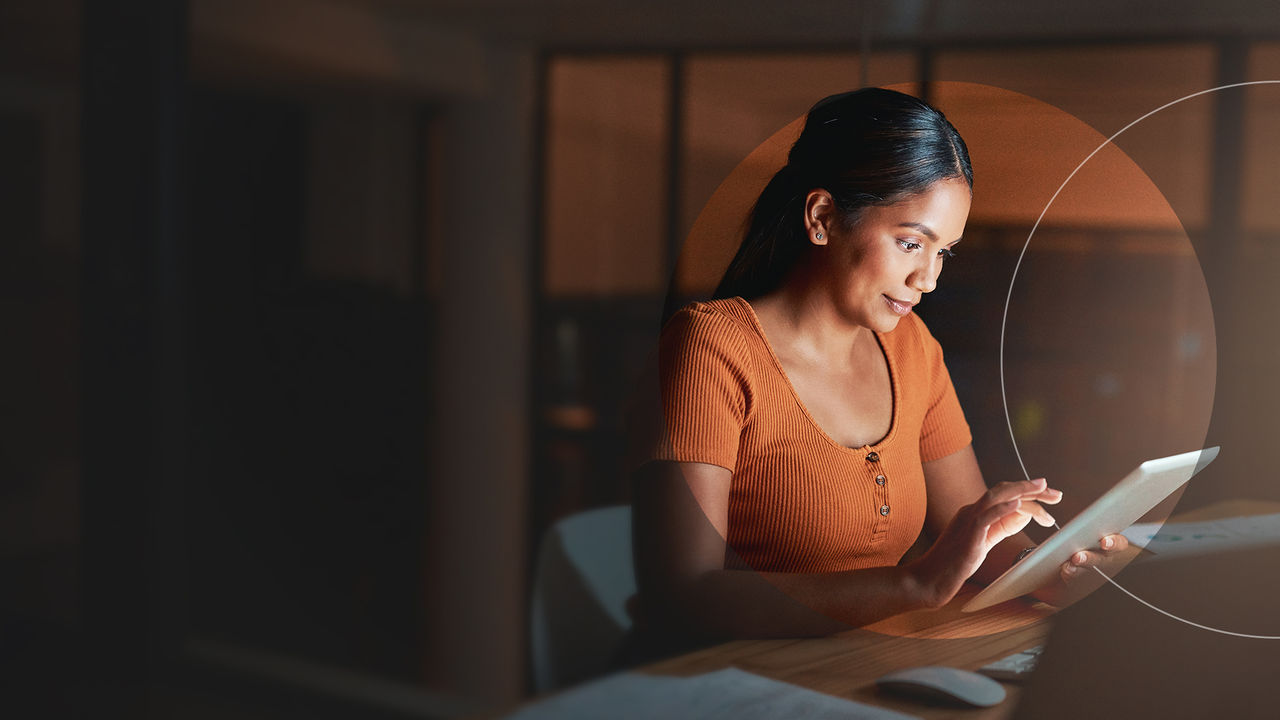Žena sa pozerá na iPad, aby si prezrela informácie o rizikách.