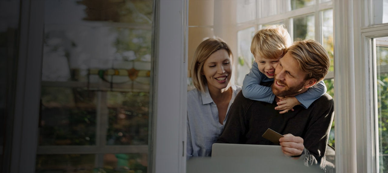 rodina používa doma notebook