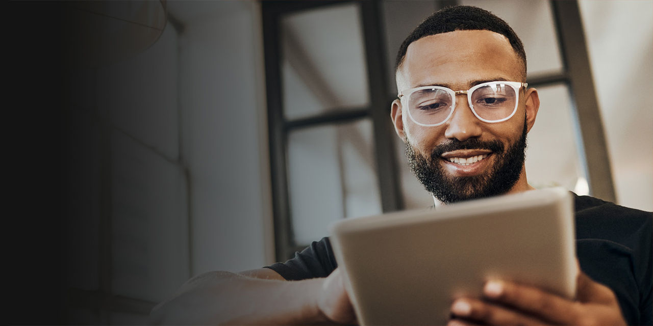 Tablet kullanan gözlüklü adam