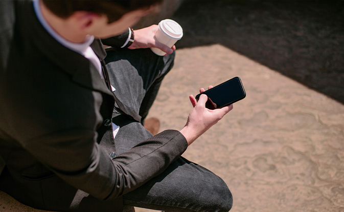 Dışarıda telefon kullanan adam
