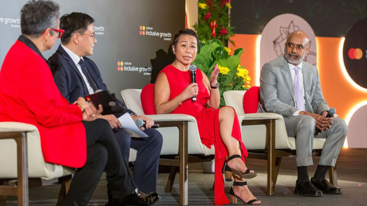 Karen Ngui, second from right, head of DBS Foundation and DBS Group Strategic Marketing and Communications, DBS Bank, shares insights on building philanthropy that results in real change, with the Center’s Shamina Singh, left, Tony Lambino, president and trustee of the Ayala Foundation, second from left, and Hari Menon, the Gates Foundation director for South and Southeast Asia.