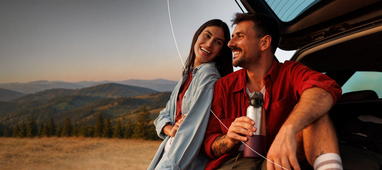 пара відпочиває біля автомобіля