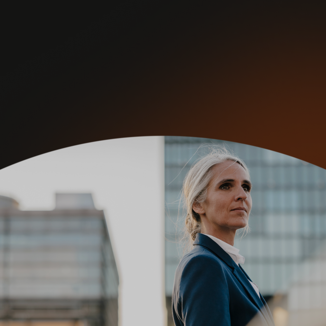 Женщина, разговаривающая с коллегами на совещании
