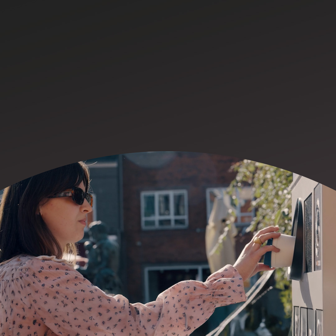 Mujer usando un teléfono inteligente para pagar en el punto de pago.