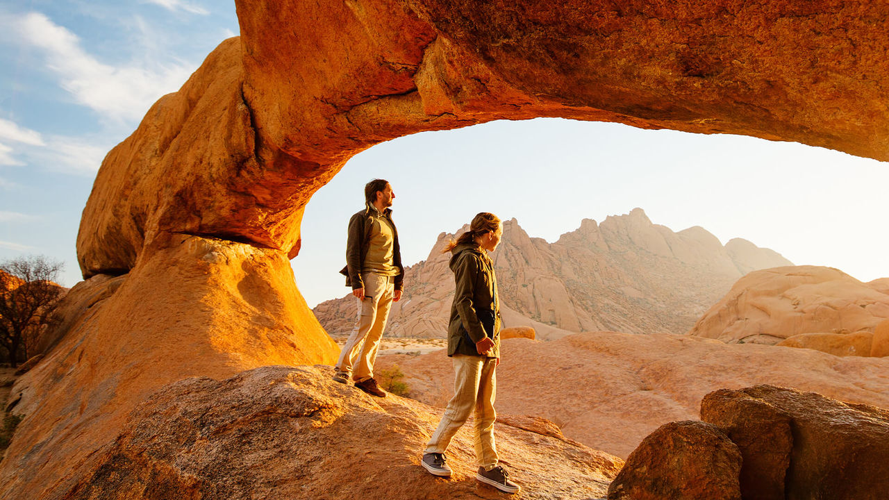Pareja de excursionistas disfrutando del paisaje.