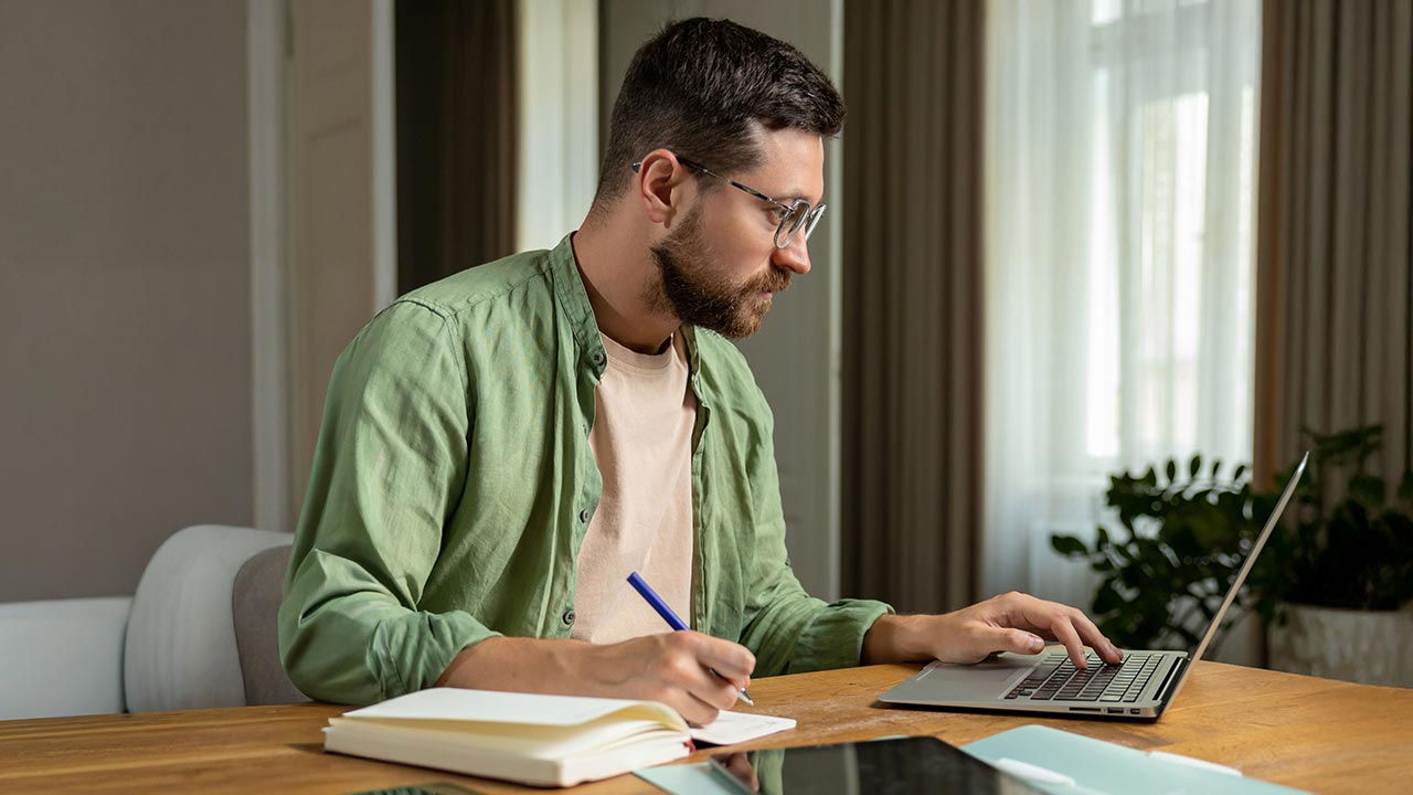 Người đàn ông làm việc tại văn phòng ở nhà.