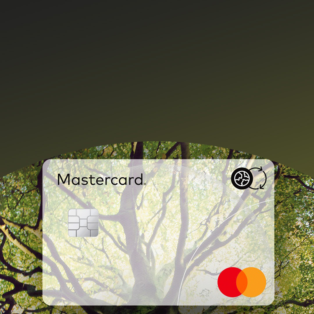Thẻ Mastercard với hình cây ở nền phía sau